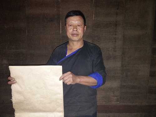 Giải mã tấm giấy trắng kết nối thế giới tâm linh của người Mông