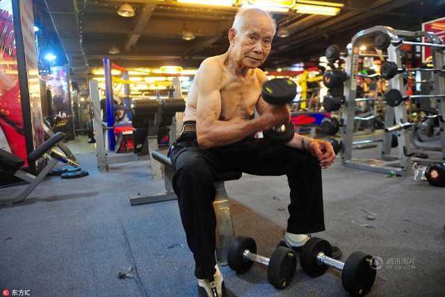 Ảnh: Cơ bắp 'cuồn cuộn' của cụ ông 93 tuổi nghiện tập gym