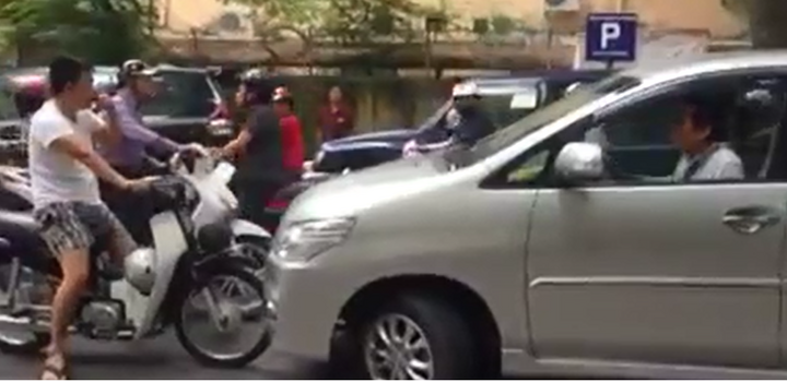 Tài xế xe máy chặn đầu, bắt tài xế ô tô lấn làn xuống xe xin lỗi