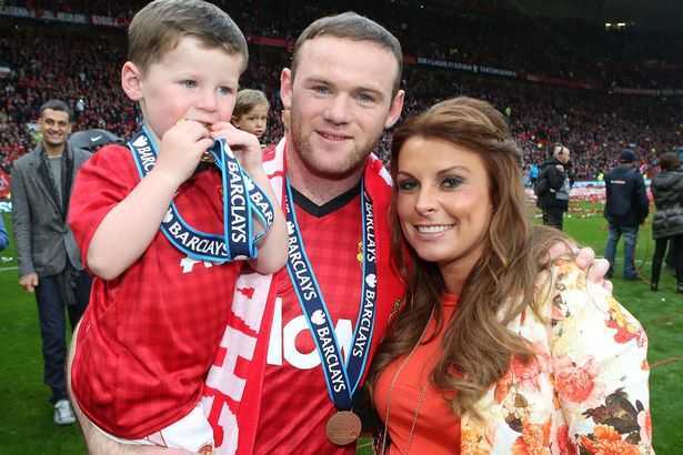 Rooney hụt hơi trên sân cỏ, núp bóng vợ trên mạng xã hội