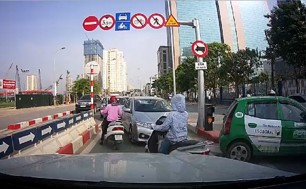 Tìm ra 4 ô tô rồng rắn đi ngược chiều trên cầu vượt ở Hà Nội