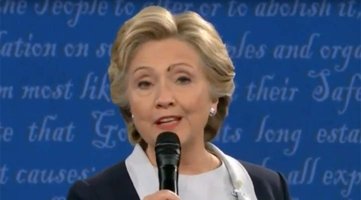 Video: Mặc kệ ruồi đậu lên mặt, bà Hillary lại bị đồn đoán là robot