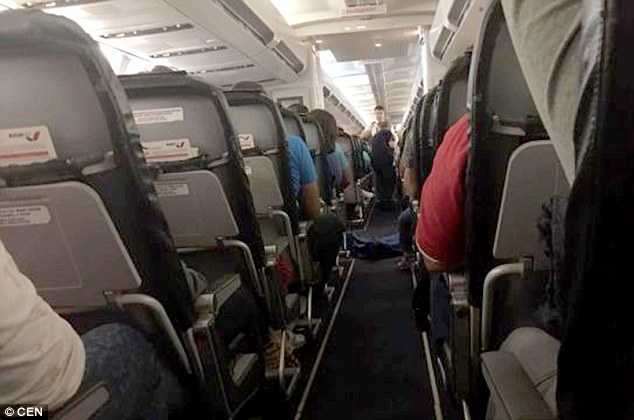 Hành khách đột tử trên máy bay, tiếp viên đặt thi thể ngay lối đi