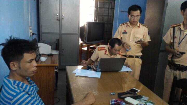 Đi trong hầm không bật đèn, 'siêu trộm' sa lưới CSGT