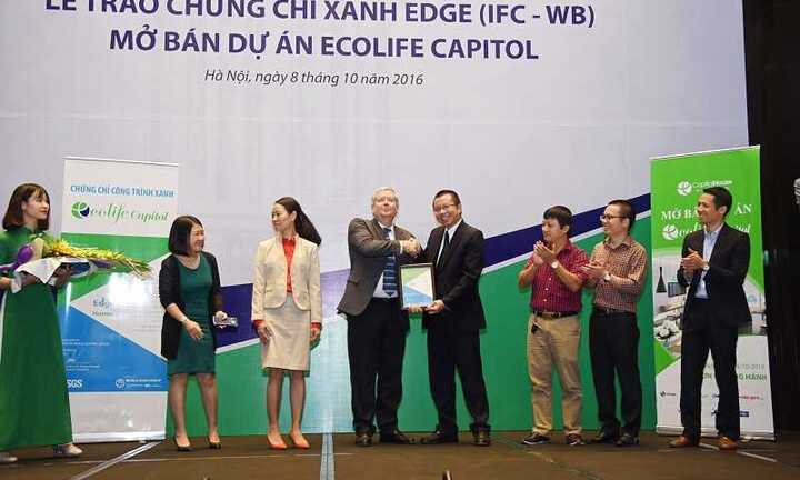 EcoLife Capitol: Tặng SH nhân dịp nhận chứng chỉ xanh