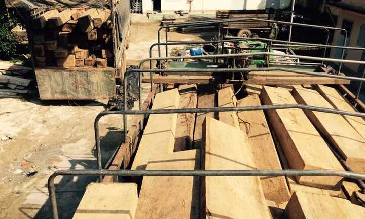 Xe chở gỗ quý đi đêm bị công an tóm gọn trên đường vận chuyển