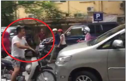 Tài xế xe máy chặn đầu ô tô đi lấn làn: Đầu trần nghênh ngang, không thể chấp nhận