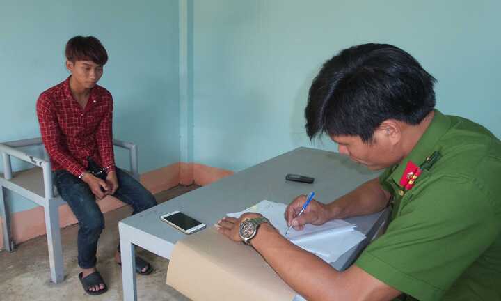 Bắt kẻ ném gạch vào hai CSGT trên đường tuần tra