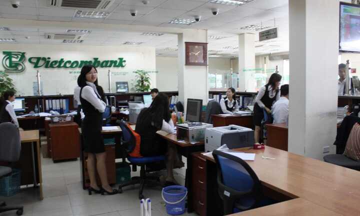 Hàng loạt khách hàng Vietcombank bỗng nhiên bị khoá thẻ