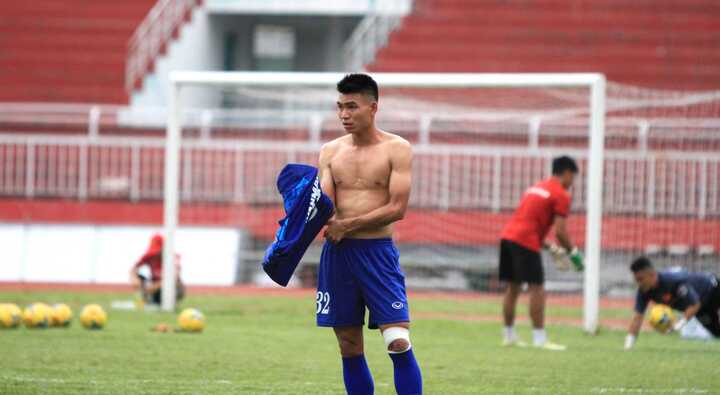 Tân binh tuyển Việt Nam khoe cơ thể rắn chắc