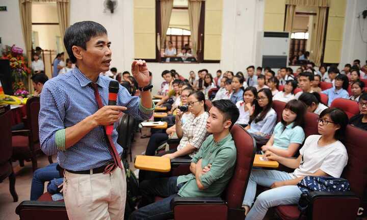 TS Lê Thẩm Dương: 'Không vượt sướng là các bạn sinh viên sẽ thua'