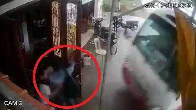 Bi hài clip xe khách 'nhiệt tình' tông thẳng vào cửa nhà đón khách vẫy ven đường