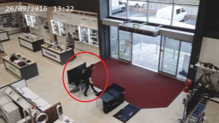 Khách hàng hậu đậu vô tình phá tan 4 tivi mới của cửa hàng