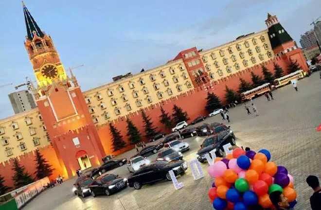 Dùng 16 siêu xe xếp hình trái tim cầu hôn bạn gái