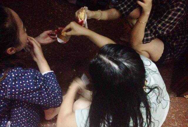 Sinh viên Quảng Bình ăn mì tôm sống, bắt cá nấu cháo chờ lũ rút