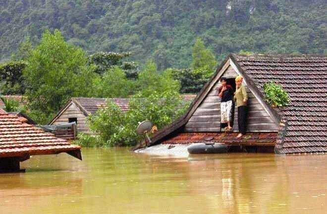 Ảnh: Người dân Quảng Bình trèo lên nóc nhà tránh lũ lụt lịch sử