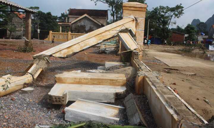 Chợ tiền tỷ ở Quảng Bình chưa kịp sử dụng đã bị lũ đánh sập