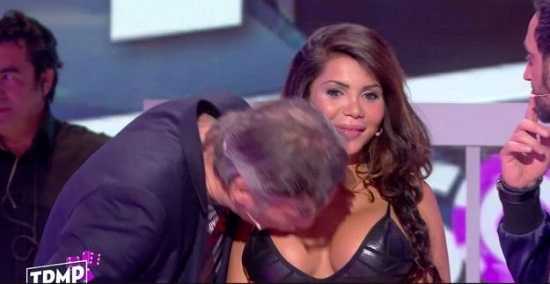 Người đàn ông hôn ngực bạn chơi ngay trên sóng trực tiếp khiến dư luận bức xúc