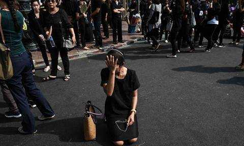 Dân Thái Lan tìm mua áo đen, bán tăng giá nguy cơ bị đi tù