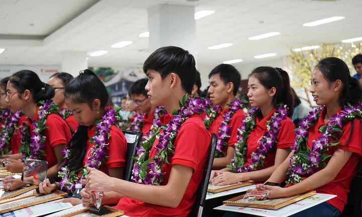 Học bổng gần 5 tỷ đồng cho học sinh nghèo vượt khó