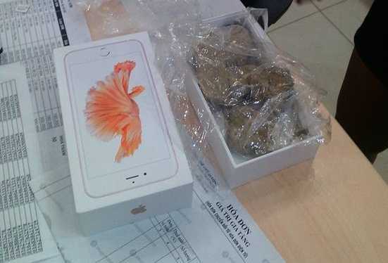 Mở hộp iPhone 6S nguyên seal, sửng sốt thấy bên trong toàn đá cuội