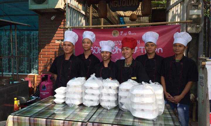 Bữa cơm sạch hiếm hoi của người nghèo