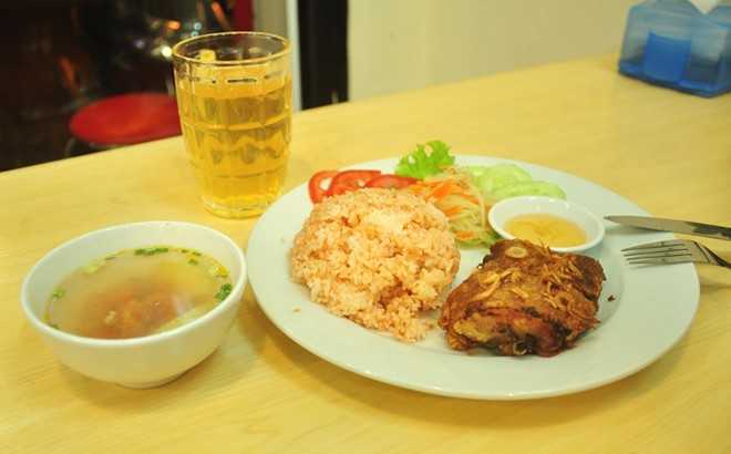 Cơm gà xối mỡ thơm ngon làm từ... gà hôi thối