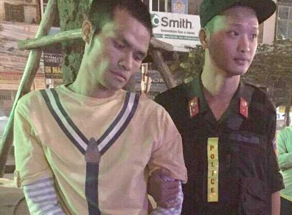 Bắt đối tượng mang theo vũ khí, treo ma túy trước cổ xe