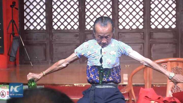 Bậc thầy kungfu khoe tuyệt kỹ tháo khớp, ních người vào chiếc áo tí hon