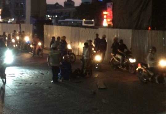 Công nhân rơi từ công trình đường sắt trên cao xuống đất