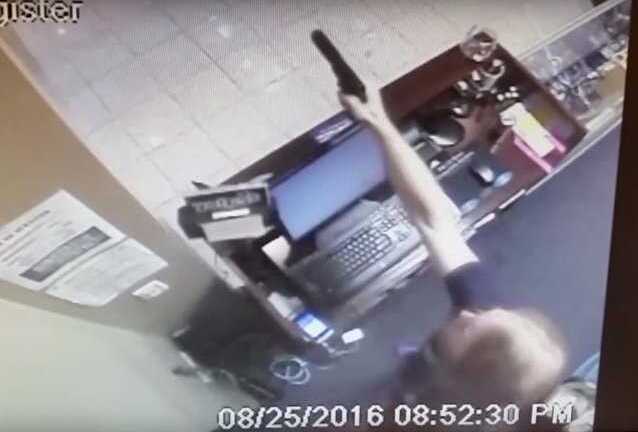 Nhân viên cửa hàng nã súng xối xả, cướp lao xuyên cửa kính chạy trối chết