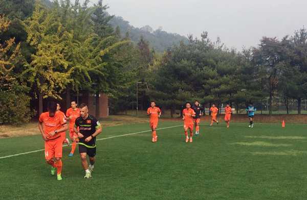 Quế Ngọc Hải tập nhẹ, tuyển Việt Nam miệt mài rèn thể lực