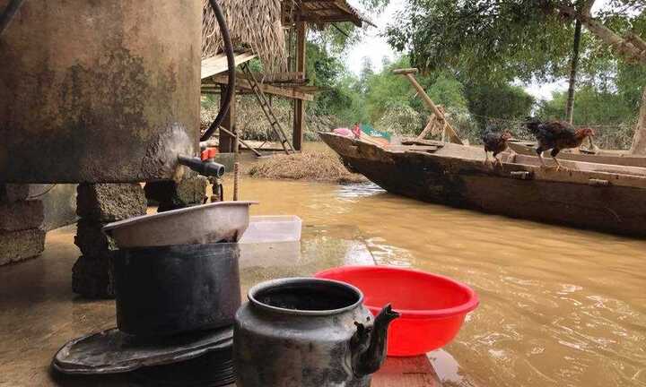 Cảnh vật tang thương, sức người nhỏ bé vật lộn sau cơn lũ dữ