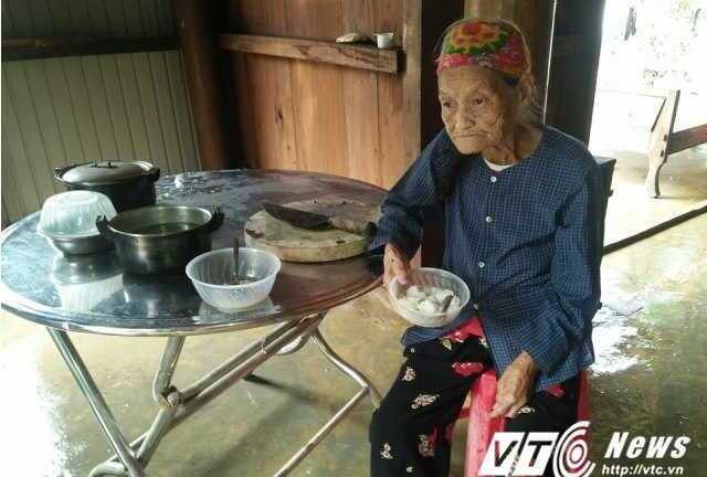 Rớt nước mắt cảnh cụ bà run rẩy cầm bát cơm chờ tin con trai mất tích