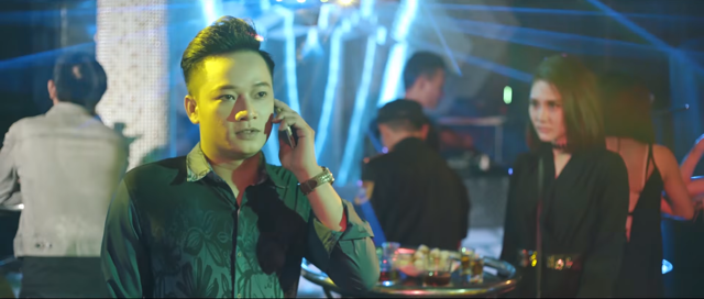 Top 7 Vietnam Idol phải đi hát bar ở Singapore để trả nợ