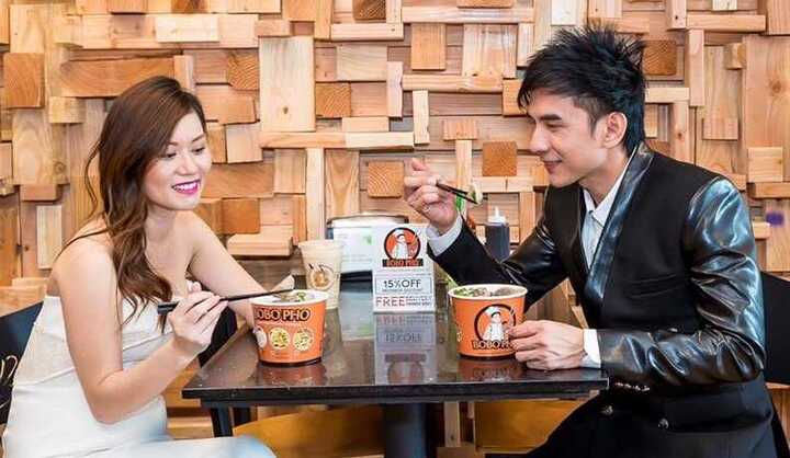 Vợ Đan Trường lộ bụng bầu trong ngày khai trương cơ sở kinh doanh mới