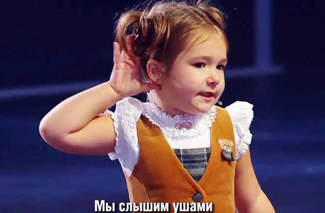 Cô bé 4 tuổi người Nga nói 7 thứ tiếng khiến dân mạng trầm trồ