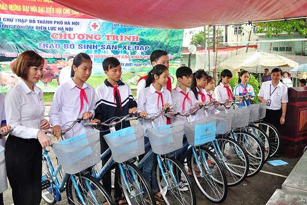 EVN HANOI triển khai các hoạt động 'Tiếp bước em đến trường'