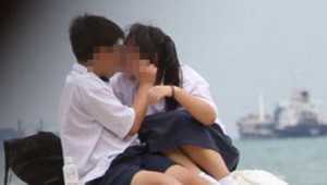 Nam sinh chui đầu vào áo bạn nữ: ‘Khám phá cơ thể bạn khác giới chỉ là chuyện vui đùa?’