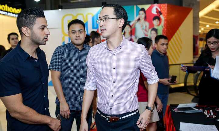 Ông xã Tăng Thanh Hà ‘trốn vợ’ đi đón huyền thoại võ thuật Mỹ