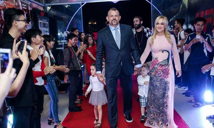 Dàn mỹ nhân Việt 'trẩy hội' cùng huyền thoại UFC