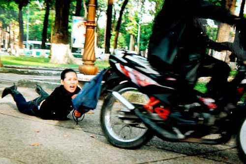 Đang chở con 4 tuổi, bà mẹ vẫn dũng cảm bắt cướp