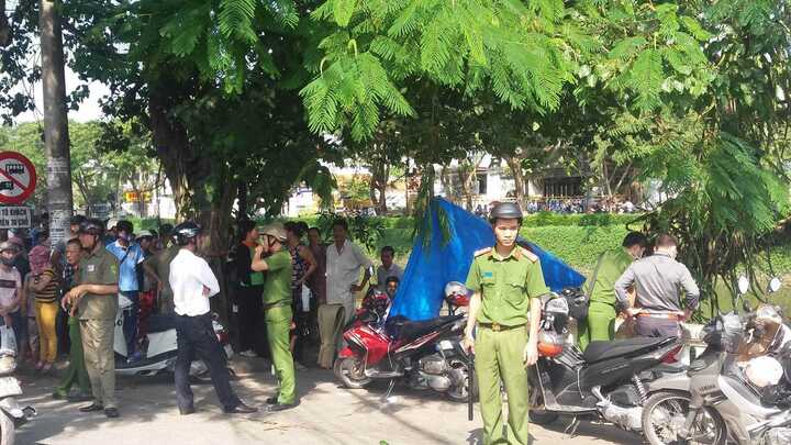 Đạp xe đi tìm, mẹ khóc ngất thấy thi thể con nổi dưới sông