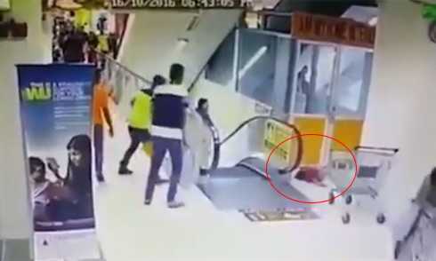 Được bố công kênh trên vai, bé 3 tuổi ngã thang cuốn trọng thương