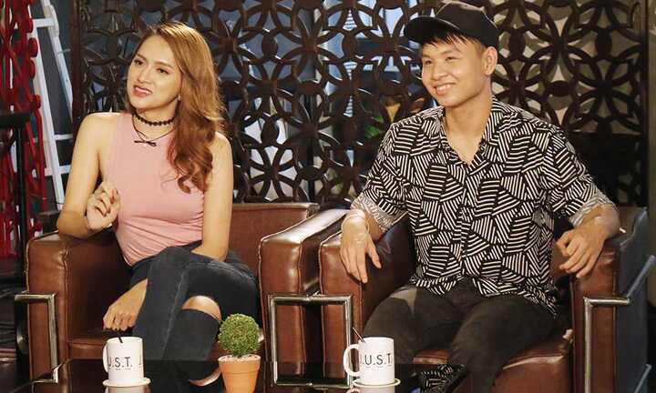 Hương Giang lần đầu ngồi 'ghế nóng' cùng 'người nhà' Đông Nhi