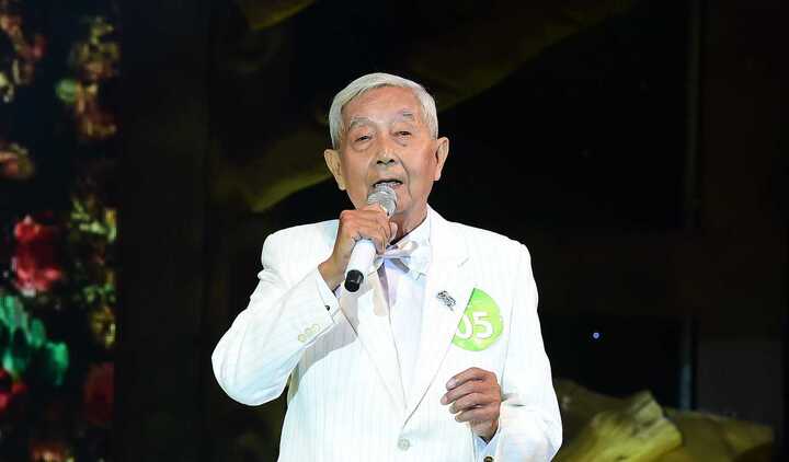 Cụ ông 78 tuổi bật khóc sau khi nói lời yêu vợ trên truyền hình