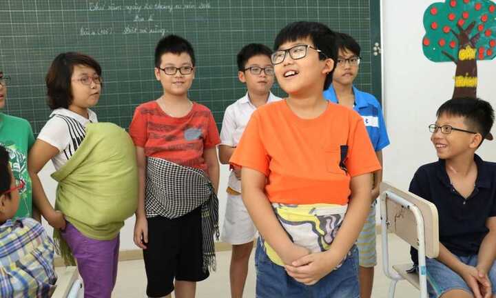 Học sinh Thủ đô thích thú trải nghiệm 'mang bầu' ngày 20/10