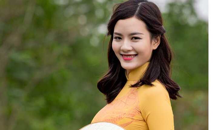 Nữ sinh Ngoại thương cao như siêu mẫu 'thả dáng' trên Suối Yến