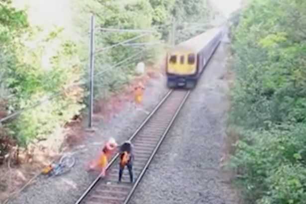 Video: Nhân viên đường sắt lao mình cứu người trước mũi tàu hỏa