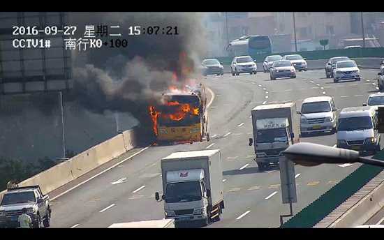 Video: Cảnh sát Trung Quốc giải cứu hàng chục học sinh khỏi xe buýt đang cháy